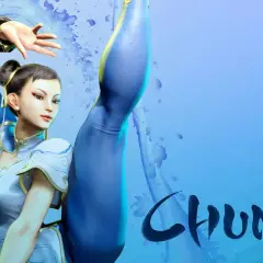 Chun-Li w akcji, wykonuje wysokie kopnięcie. Jej niebiesko-biały strój i dynamiczna poza podkreślają jej siłę.