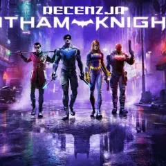 Czterech bohaterów, rycerze Gotham, w tym Robin, Nightwing, Batgirl i Red Hood, stoją na mokrej ulicy miasta nocą.
