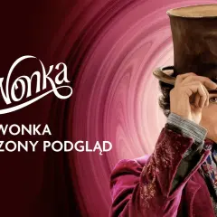Charlie i Fabryka Czekolady online: młody Wonka w cylindrze i aksamitnym płaszczu zaprasza do magicznego świata.