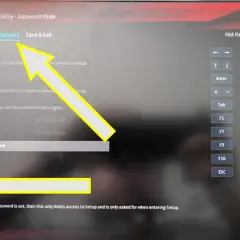 Menu BIOS z opcją "Secure Boot" zaznaczoną strzałką. Ustawienia bezpieczeństwa systemu.