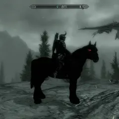 Mroczne bractwo Skyrim wyrusza na polowanie. Czarny koń z czerwonymi oczami i rycerz w zbroi pod osłoną mgły.