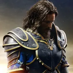 Warcraft: Anduin Lothar, legendarny rycerz, w zbroi, spogląda w dół, gotów na walkę.