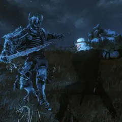 Geralt walczy z Eredinem w śnieżnej zamieci. Lodowy król Eredin unosi się, a jego miecz lśni.