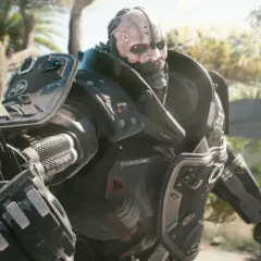 Adam Smasher, potężny cyborg z Cyberpunk 2077, w pełnej zbroi, z czerwonymi oczami i bliznami na twarzy, stoi na tle słonecznego ogrodu.