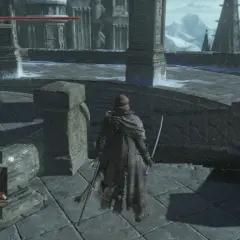 Postać w zniszczonym płaszczu z dwoma mieczami na tle majestatycznych gór i budowli, przypominających Anor Londo.