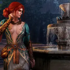 Triss Merigold w ozdobnej sukni stoi przy fontannie, wspominając swój romans z Geraltem.
