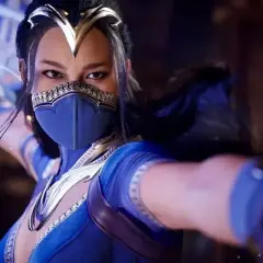 Kitana Mortal Kombat w niebieskim stroju z wachlarzem w dłoni, gotowa do walki.