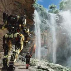 Potężny mech z gry Titanfall 3 stoi obok wodospadu, a pilot w skafandrze bojowym obserwuje go.