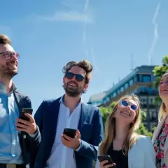 Uśmiechnięci ludzie z telefonami w rękach, gotowi na przygodę. Bo przed wyruszeniem w drogę należy zebrać drużynę.