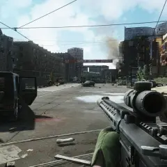 Widok z perspektywy gracza w grze pve. Zniszczone miasto, porzucony samochód i broń w ręku.