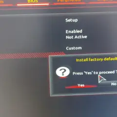 Ekran BIOS z opcją "Restore Factory Keys" do wyłączenia Secure Boot. Potwierdź "Yes", aby przywrócić ustawienia fabryczne.