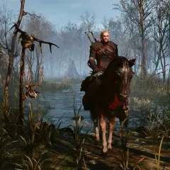 Geralt na koniu przemierza mglisty bór, szukając tropów w nowym dodatku Wiedźmin 3.