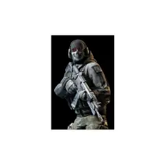 Postać Ghost z Call of Duty, w szarej taktycznej zbroi, z maską czaszki i karabinem.