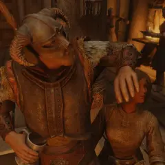 W Skyrim, pomoc w potrzebie. Zbrojny Nord zasłania oczy kobiecie, gdy inni krzątają się w tle.