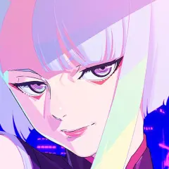 Lucy z Cyberpunk: Edgerunners, z fioletowymi oczami i białymi włosami, patrzy zza neonowego miasta.