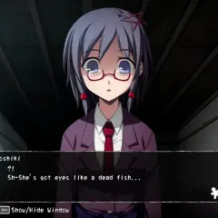 Dziewczyna z okularami i gwiazdką we włosach, w mrocznym pokoju. Dialog sugeruje atmosferę corpse party.