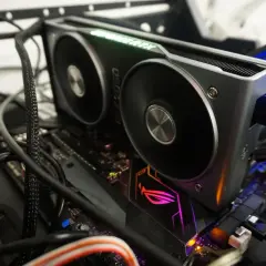 Karta graficzna RTX 2060 z zielonym podświetleniem "GeForce RTX" i wentylatorami. Widać jej dużą ilość VRAM, zasilanie i połączenia z płytą główną.