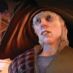 Cole z Dragon Age w swoim charakterystycznym stroju, z blond włosami i niebieskimi oczami, spogląda w górę.