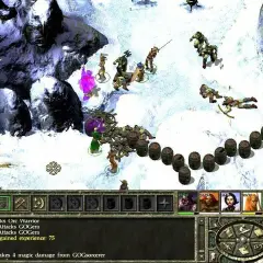 Bitwa w śnieżnej scenerii w Icewind Dale II. Bohaterowie walczą z orkami, a na ekranie widać interfejs gry.