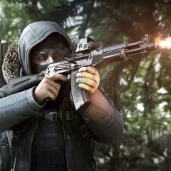 Gracz w masce i kapturze strzela z karabinu w lesie. To scena z gry Escape from Tarkov, gdzie cena przetrwania jest wysoka.