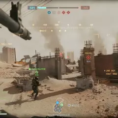Widok z perspektywy pierwszej osoby w grze, gdzie gracze rywalizują w intensywnych **grach multiplayer**. Widać elementy interfejsu, mapę i innych graczy.