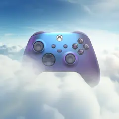 Fioletowo-niebieski kontroler Xbox unosi się wśród puszystych chmur, symbolizując granie w chmurze.