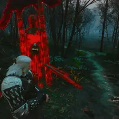 Geralt bada ślady panie lasu w mrocznym lesie. Czerwony zarys wskazuje na miejsce, gdzie należy użyć wiedźmińskich zmysłów.