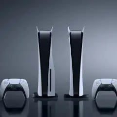 Dwie konsolki PS5 i dwa pady DualSense. Czy to standardowe PS5 vs PS5 Pro?