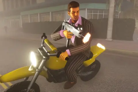 Gangster na żółtym motorze strzela z pistoletu. Kod na motor GTA 5.