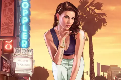 Kobieta z tatuażem na przedramieniu posyła całusa na tle neonów i palmy. Szukasz kodów GTA 5 PS5?