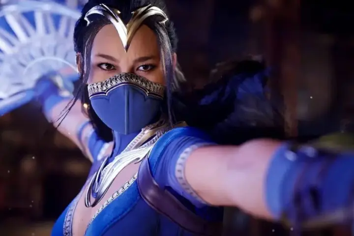 Kitana Mortal Kombat w niebieskim stroju z wachlarzem w dłoni, gotowa do walki.