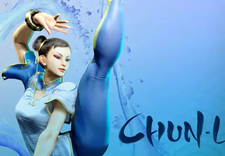 Chun-Li w akcji, wykonuje wysokie kopnięcie. Jej niebiesko-biały strój i dynamiczna poza podkreślają jej siłę.