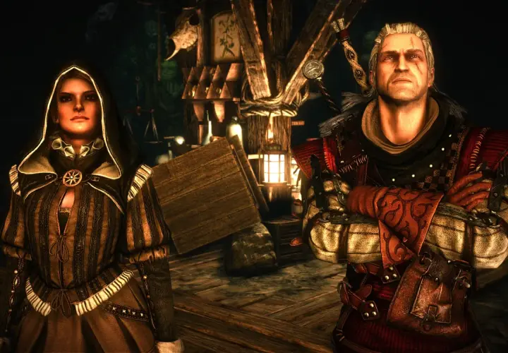 Geralt i tajemnicza kobieta w kapturze stoją w mrocznym wnętrzu. W tle widać drewniane konstrukcje i latarnie.