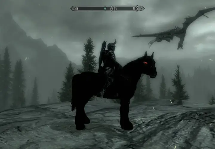 Mroczne bractwo Skyrim wyrusza na polowanie. Czarny koń z czerwonymi oczami i rycerz w zbroi pod osłoną mgły.