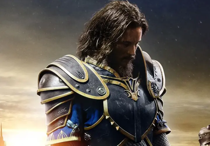 Warcraft: Anduin Lothar, legendarny rycerz, w zbroi, spogląda w dół, gotów na walkę.