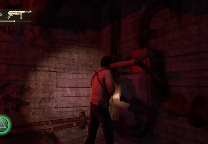 Nathan Drake w mrocznym pomieszczeniu, kontynuuje swoją uncharted pogoń za fortuną, badając mechanizm.