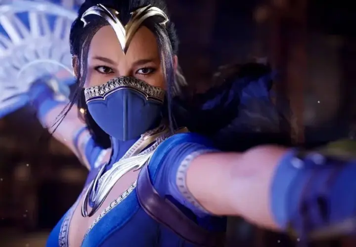 Kitana Mortal Kombat w niebieskim stroju z wachlarzem w dłoni, gotowa do walki.
