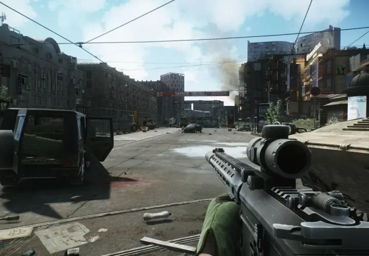Widok z perspektywy gracza w grze pve. Zniszczone miasto, porzucony samochód i broń w ręku.