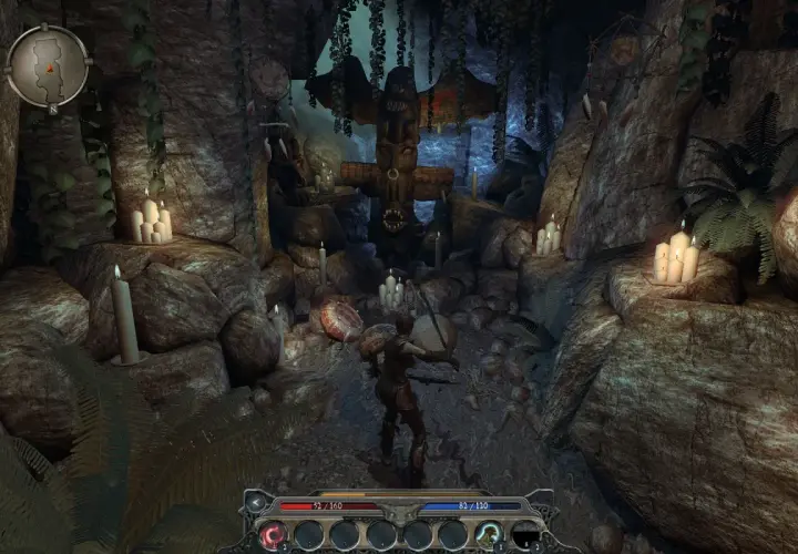 Postać w jaskini z totemicznym posągiem i świecami. Klimat z gry Divinity II: Ego Draconis.