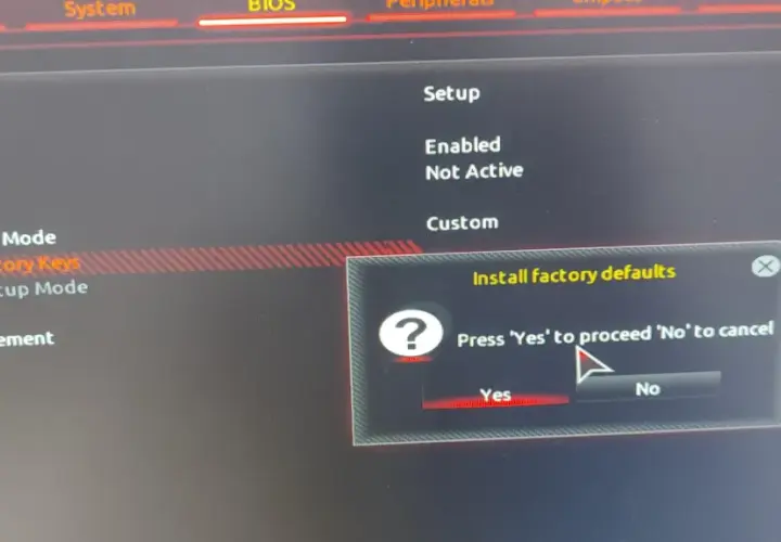 Ekran BIOS z opcją "Restore Factory Keys" do wyłączenia Secure Boot. Potwierdź "Yes", aby przywrócić ustawienia fabryczne.