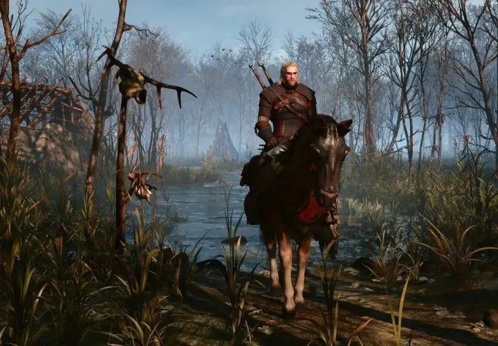 Geralt na koniu przemierza mglisty bór, szukając tropów w nowym dodatku Wiedźmin 3.