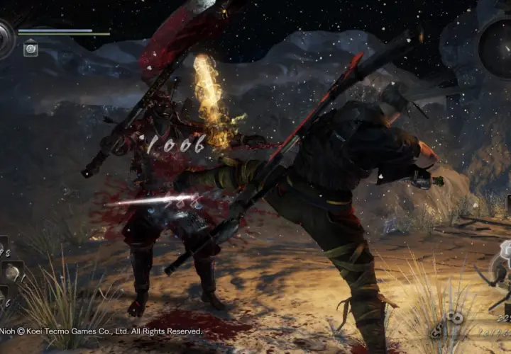 Intensywna walka w Nioh 2. Wojownik w czerwonej zbroi otrzymuje cios, z jego ciała tryska krew.