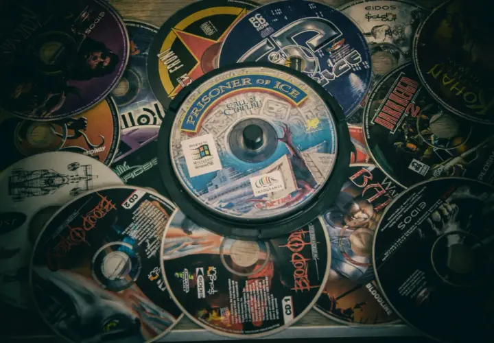 Kolekcja płyt CD z grami, w tym "Prisoner of Ice: Call of Cthulhu".