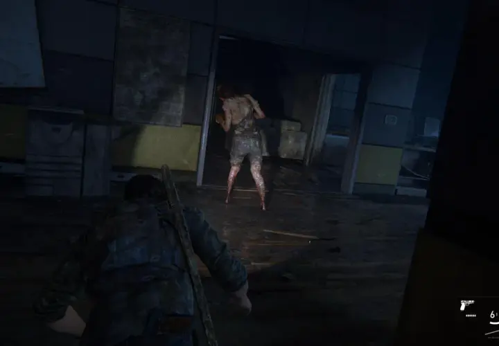W The Last of Us, gracz skrada się, by uniknąć klikacza.