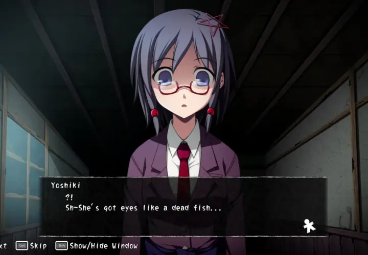 Dziewczyna z okularami i gwiazdką we włosach, w mrocznym pokoju. Dialog sugeruje atmosferę corpse party.