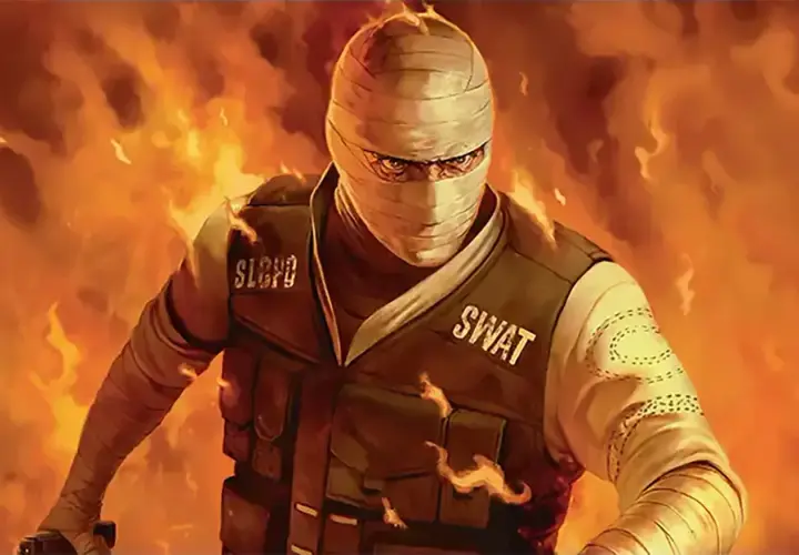 Joshua Graham, owinięty bandażami, w kamizelce SWAT, stoi na tle płomieni.