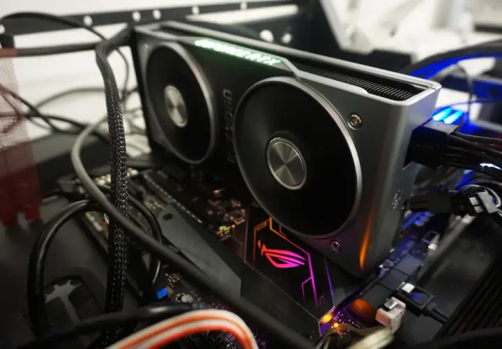 Karta graficzna RTX 2060 z zielonym podświetleniem "GeForce RTX" i wentylatorami. Widać jej dużą ilość VRAM, zasilanie i połączenia z płytą główną.