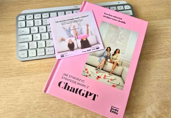 Książka "Jak stworzyć strategię marki z ChatGPT" i ulotka z informacjami o wydarzeniu. To inspiracja dla tych, którzy szukają innowacyjnych rozwiązań, w tym gry dla dorosłych, w marketingu.