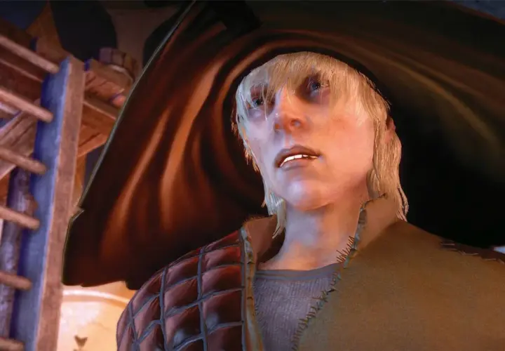 Cole z Dragon Age w swoim charakterystycznym stroju, z blond włosami i niebieskimi oczami, spogląda w górę.