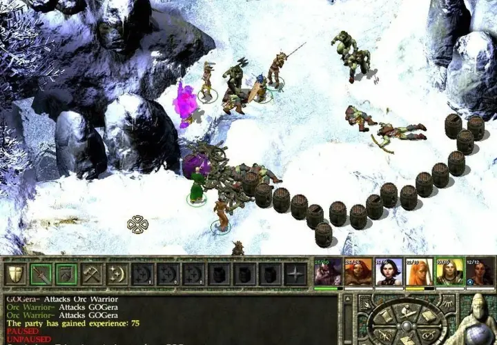 Bitwa w śnieżnej scenerii w Icewind Dale II. Bohaterowie walczą z orkami, a na ekranie widać interfejs gry.